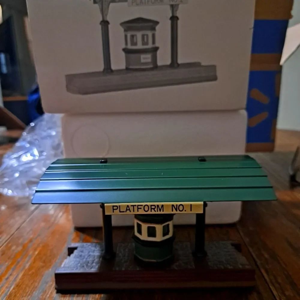 Vintage 1989 Dept 56 The Heritage Village Victoria Station Train Platform
